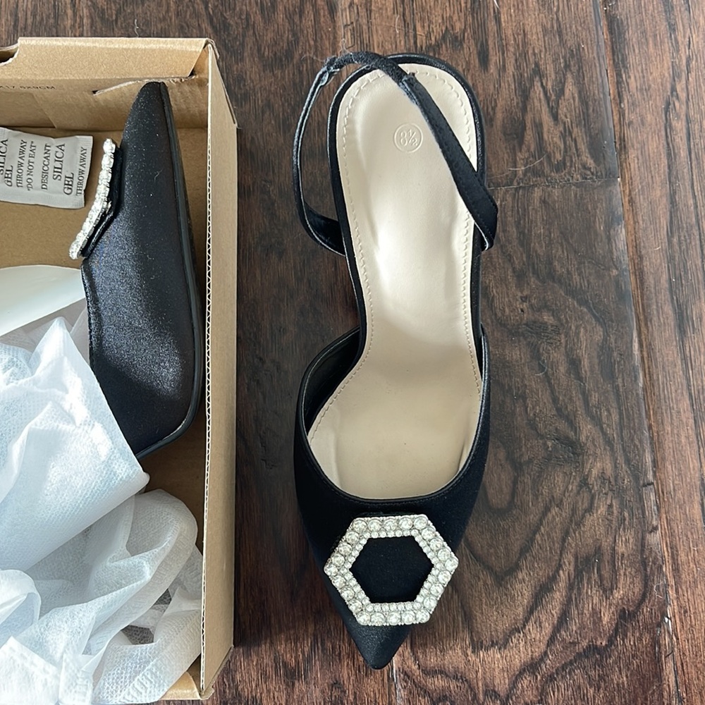 Like new. Black dress sandal with rhinestone detail.